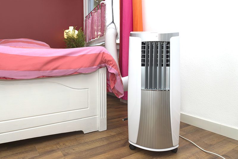 Thermotec AG - Vor- und Nachteile einer Klimaanlage in der Wohnung - Klimageraet in Schlafzimmer mit Abluftschlauch