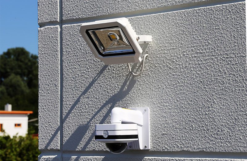 Thermotec AG - Licht als Diebstahlsicherung - LED Strahler mit Ueberwachungskamera
